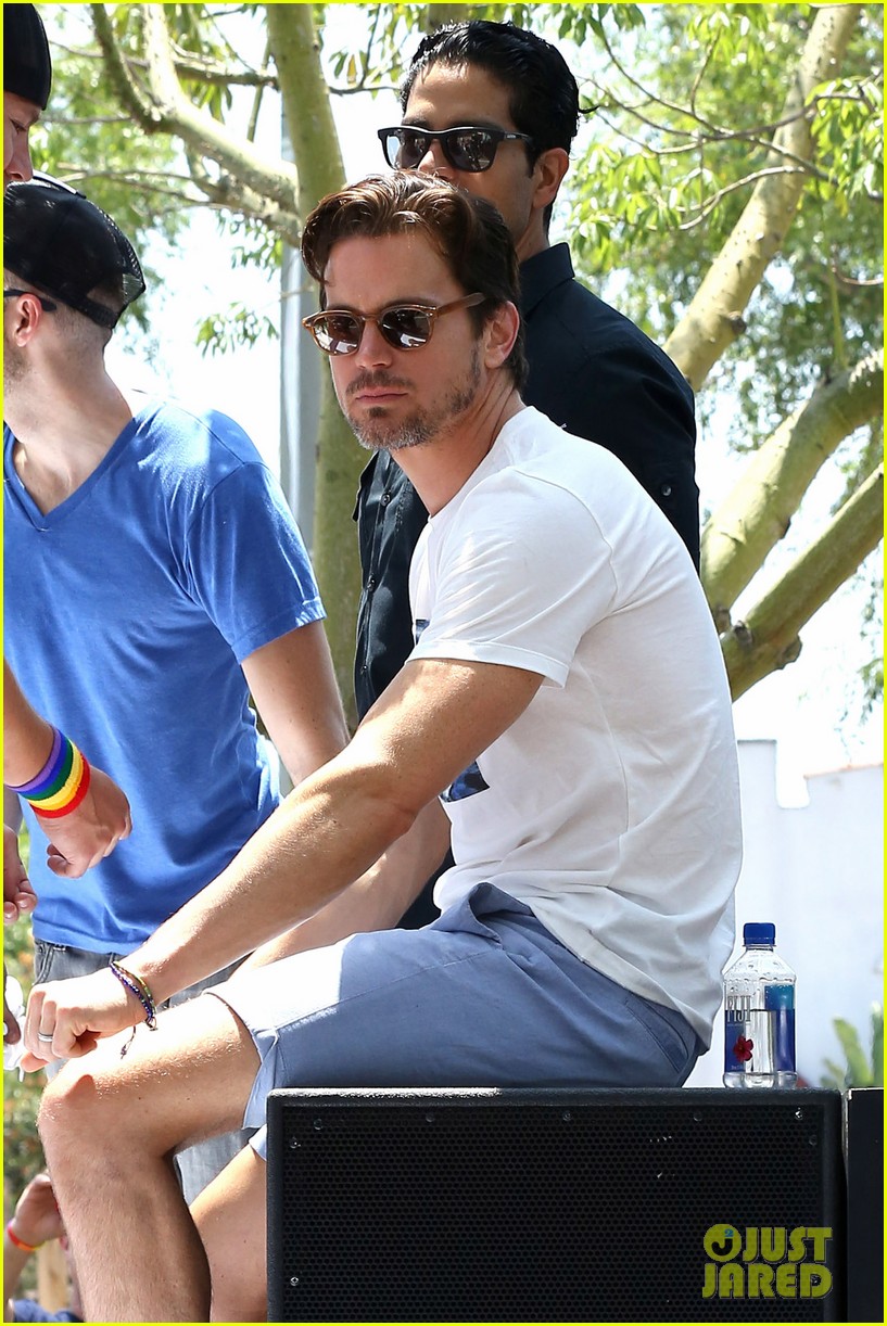 Weekend at the beach  (Priv) (+18) - Página 2 Channing-tatum-matt-bomer-surprise-crowd-at-la-pride-09