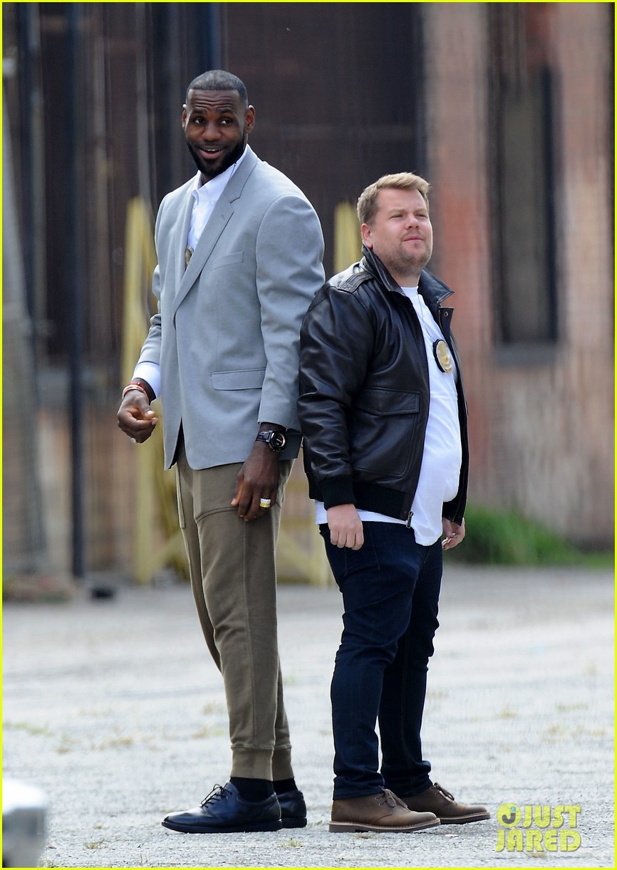 ¿Cuánto mide James Corden? - Altura - Real height James-corden-dances-with-lebron-james-for-fun-new-segment-12