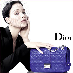 Jennifer Lawrence (Katniss Everdeen) Jennifer-lawrence-signs-new-3-year-dior-deal-for-15-million