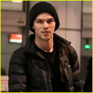 Niñas Mal 2.0  Nicholas-hoult-arrives-for-x-men-reshoots