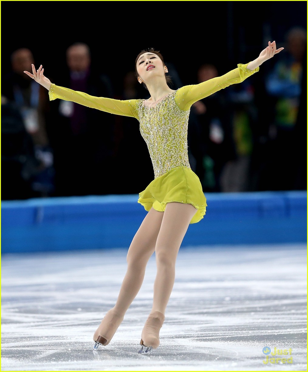 Patinatoarea de performanța Kim YuNa obține primul loc la programul scurt la Soci Yuna-kim-adelina-yulia-carolina-short-program-pics-10