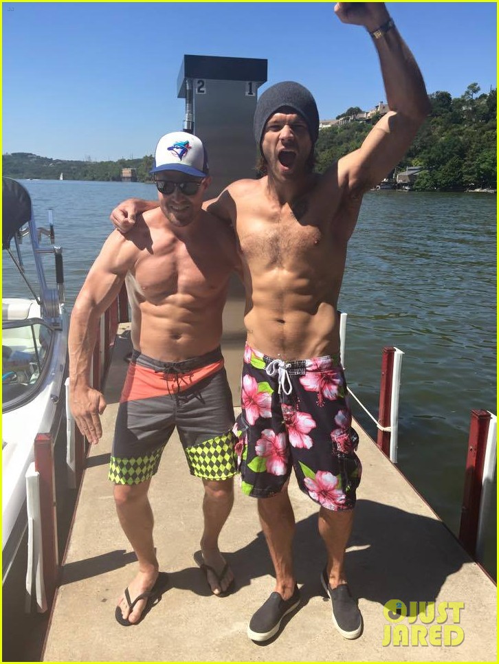 Asile des trop folles fans de CSI ... - Page 19 Stephen-amell-jared-padelecki-show-off-their-six-packs-03