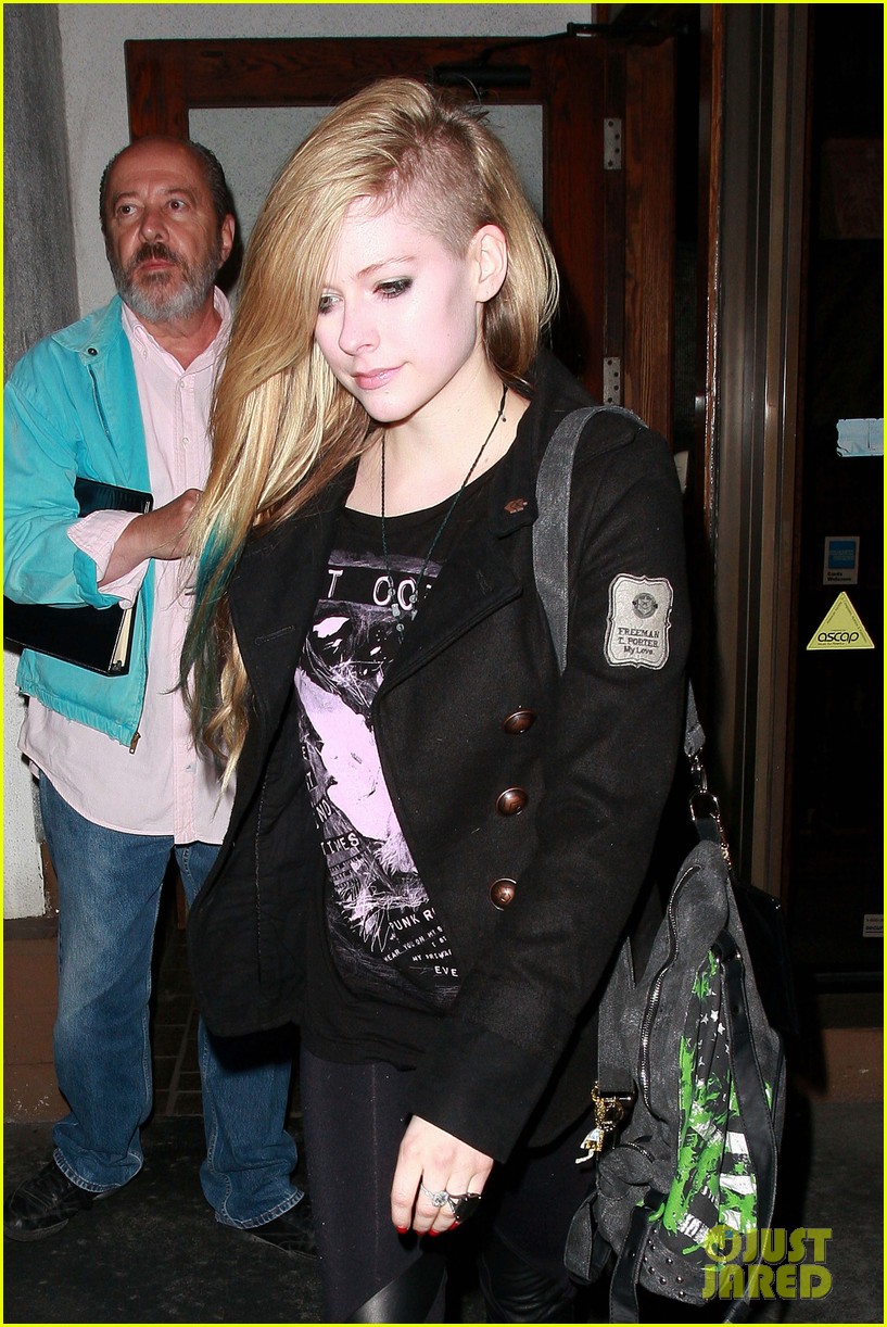 صور الفنانة Avril Lavigne واحدث قصة ىشعر2012 Avril-lavigne-shaved-haircut-at-madeo-02