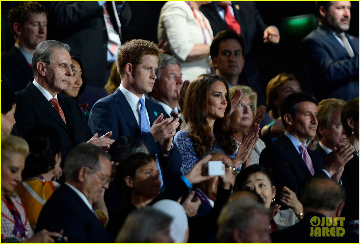 CASA REAL BRITÁNICA - Página 98 Kate-middleton-prince-harry-olympic-closing-ceremony-06