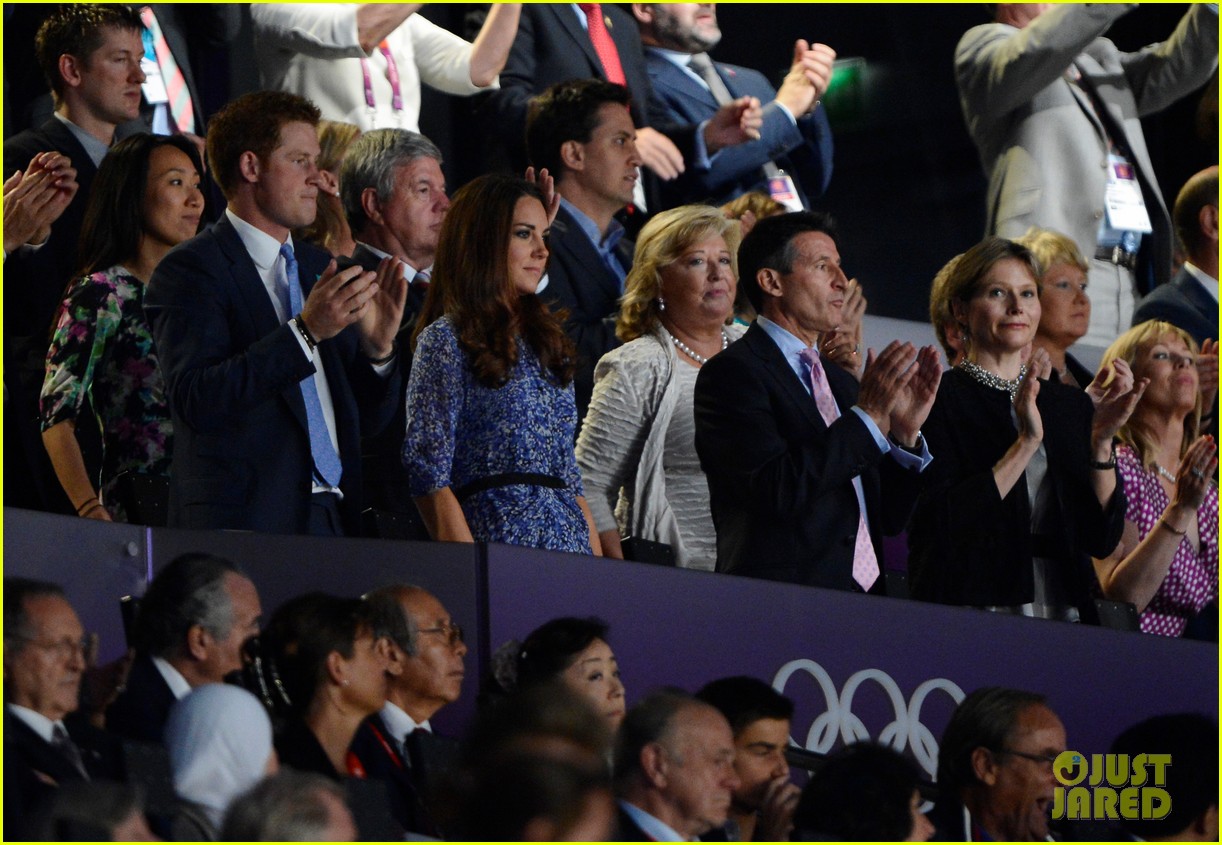 CASA REAL BRITÁNICA - Página 98 Kate-middleton-prince-harry-olympic-closing-ceremony-09