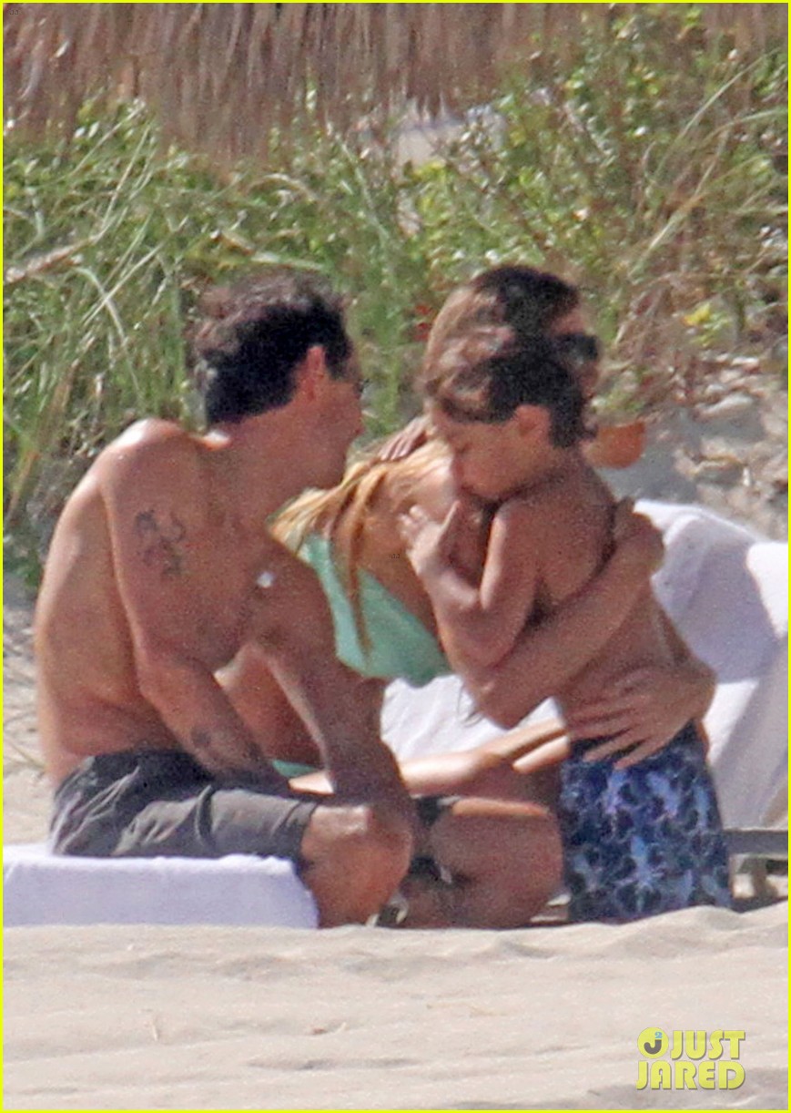 Marc Anthony [Topic Officiel] - Page 12 Marc-anthony-shirtless-with-shannon-de-lima-the-twins-02