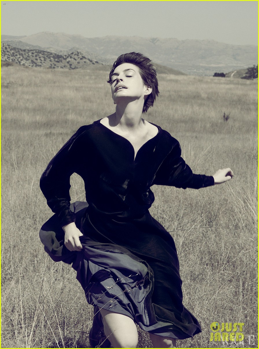 Anne Hathaway [Vogue Magazine Diciembre] Anne-hathaway-covers-vogue-december-2012-05