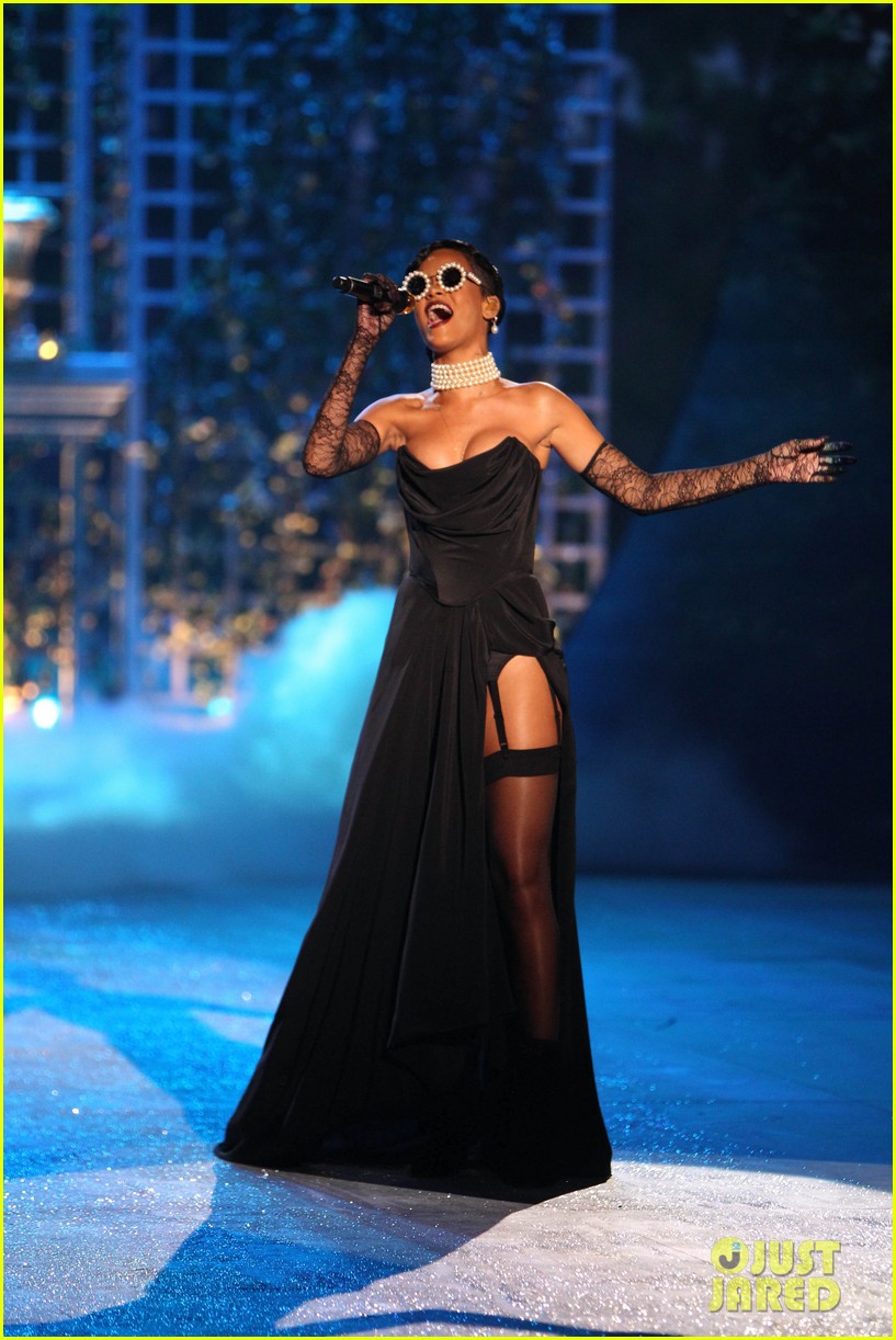 Rihanna en el show de Victoria Secrets  Rihanna-victorias-secret-fashion-show-2012-performance-12