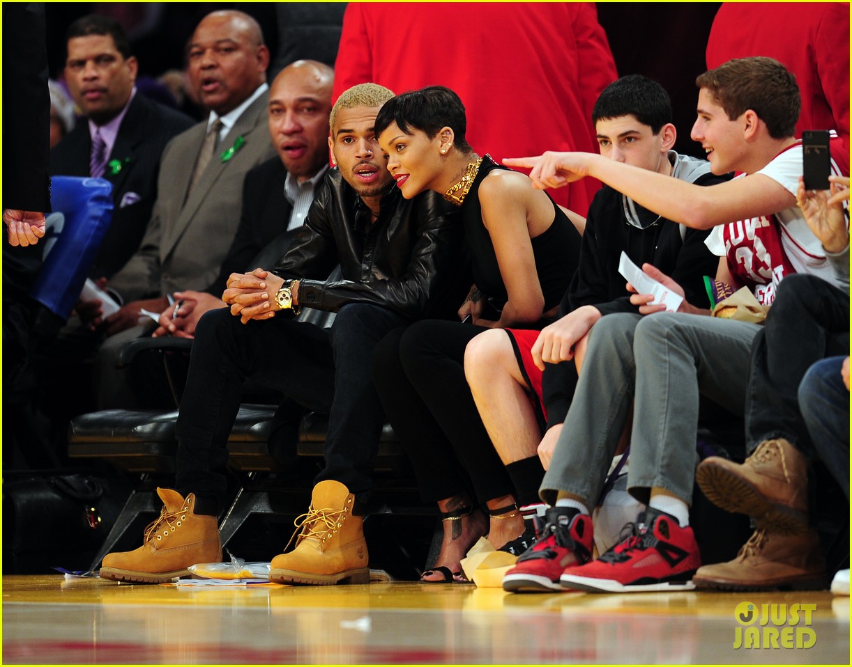 Rihanna & Chris Brown: Lakers Game for Christmas!   Rihanna-chris-brown-lakers-christmas-01