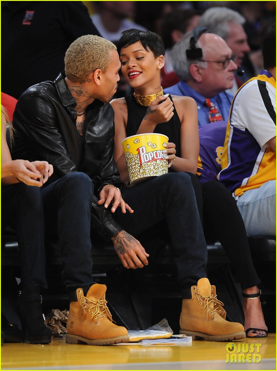 Rihanna & Chris Brown: Lakers Game for Christmas!   Rihanna-chris-brown-lakers-christmas-10