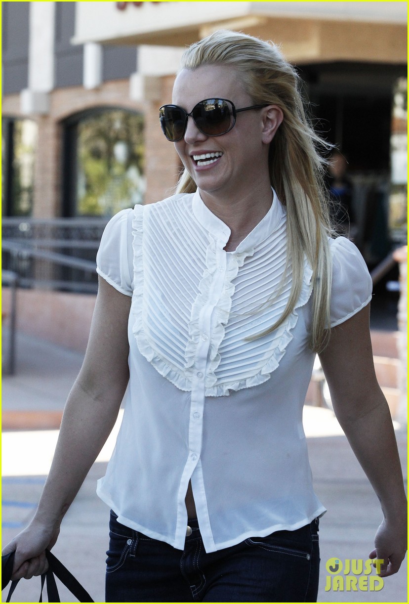 Brit-Brit de paseo en la calle! Britney-spears-smiles-after-split-02