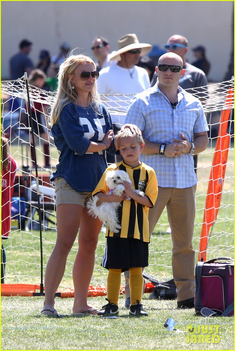 Britney Fotos >> Paparazzi Eye [2] - Página 48 Britney-spears-nails-soccer-sunday-07