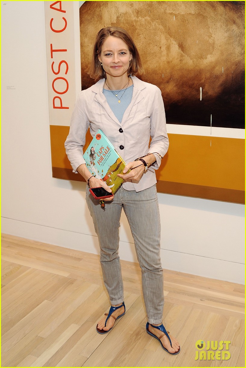 Latest photos - Page 6 Dianna-agron-jodie-foster-kids-art-museum-project-pals-03