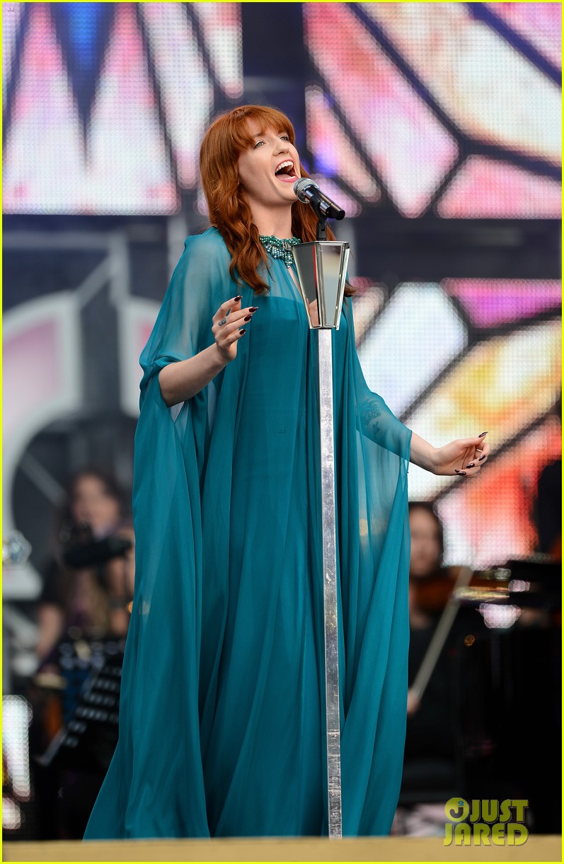 Sound Of Change + Chime For Change. Blake-lively-florence-welch-chime-for-change-concert-07