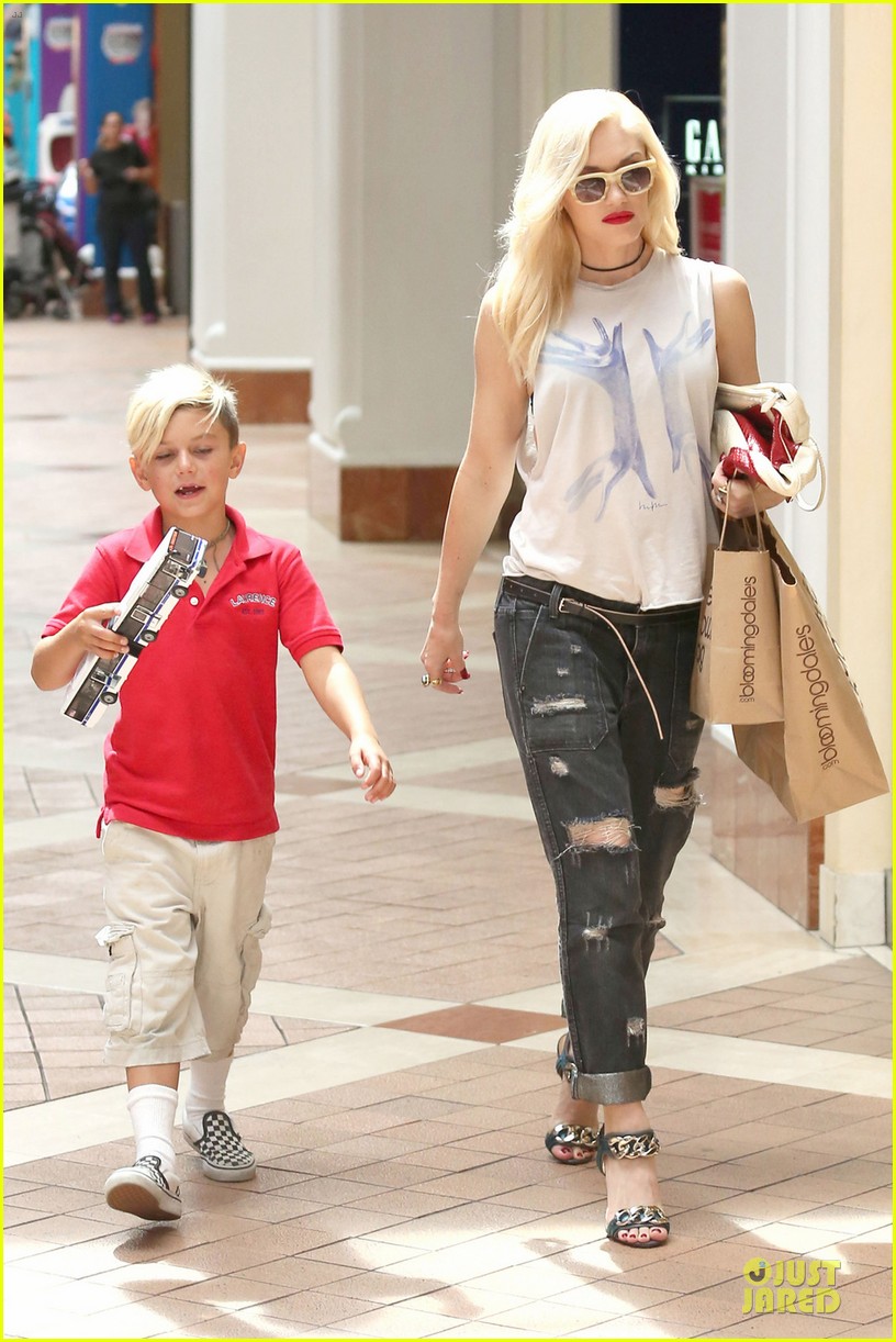 Gwen, Gavin y familia en la calle.  Gwen-stefani-gavin-rossdale-hold-hands-before-fathers-day-03