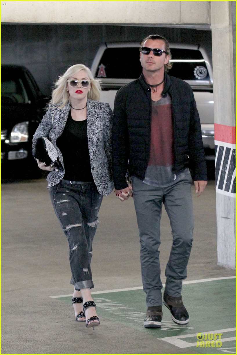 Gwen, Gavin y familia en la calle.  Gwen-stefani-gavin-rossdale-hold-hands-before-fathers-day-10