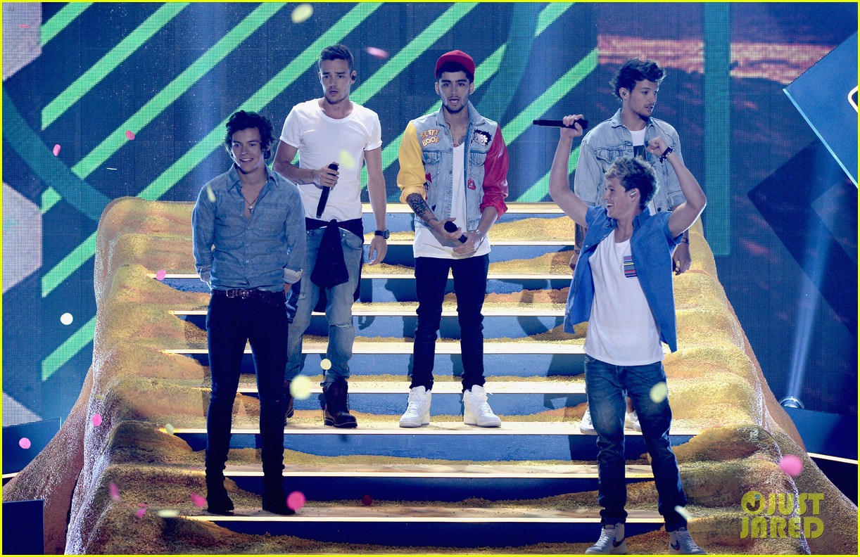 One Direction at the 2013 Teen Choice Awards One-direction-teen-choice-awards-performance-2013-01