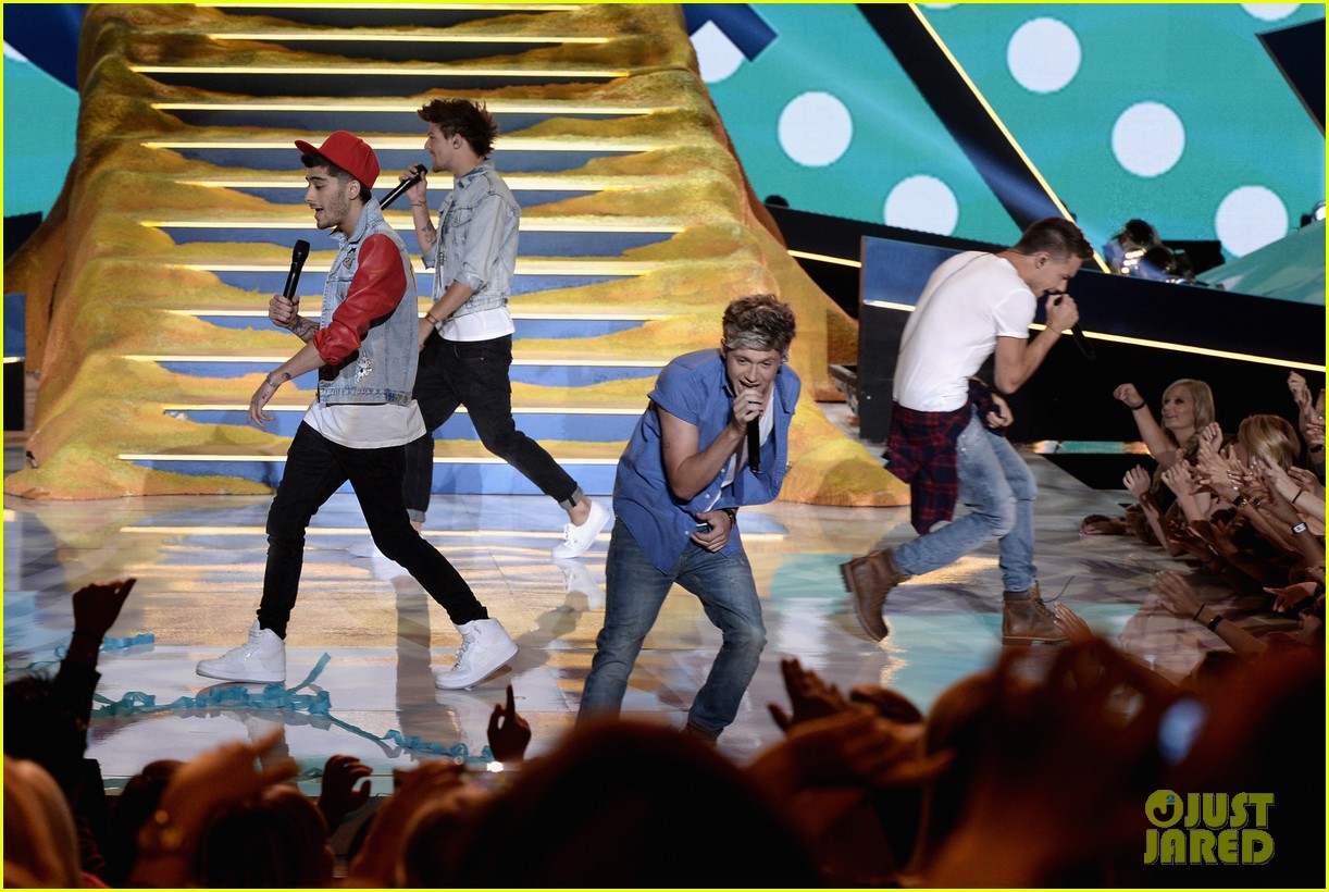 One Direction at the 2013 Teen Choice Awards One-direction-teen-choice-awards-performance-2013-14