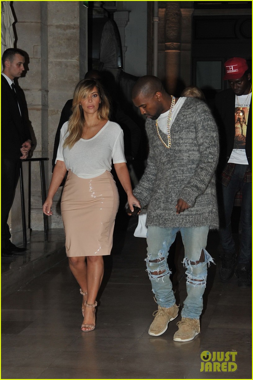 Kim Kardashian junto a Kanye West en Paris. Kim-kardashian-kanye-west-parisian-dinner-date-06