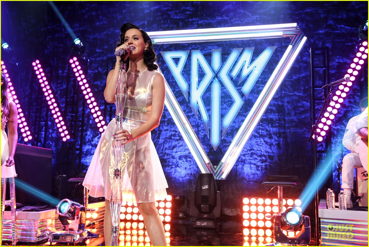 Katy Perry en el lanzamiento de Prisma en el iHeart Festival  Katy-perry-performs-at-iheartradio-prism-release-party-15