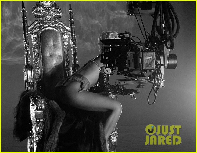 [BEHIND THE SCENES]: "Pour It Up" + Rihanna. Rihanna-more-pour-it-up-behind-the-scenes-video-02