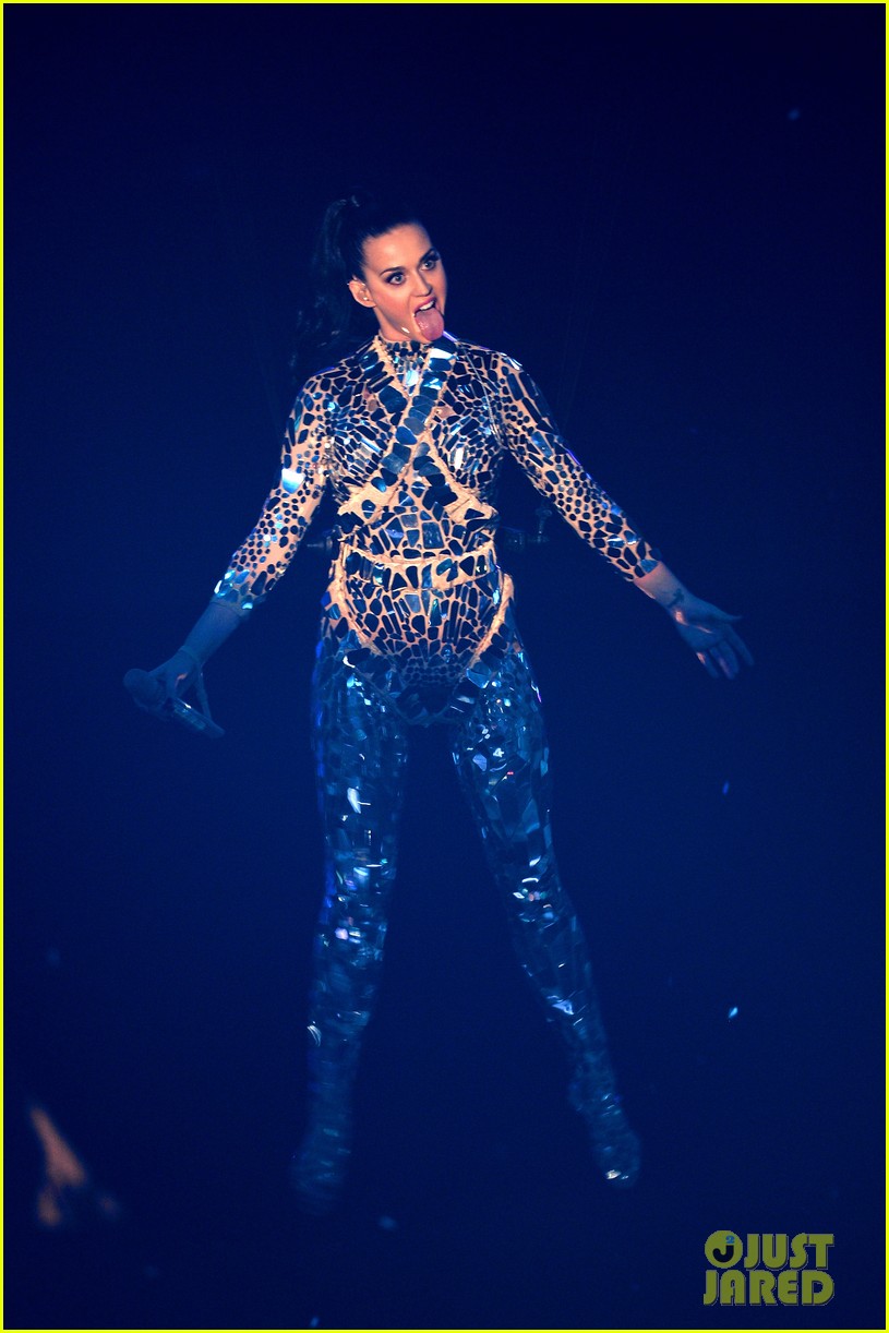 [MTV EUROPE MUSIC AWARD'S 2013] Katy-perry-performs-unconditionally-at-mtv-ema-2013-video-02