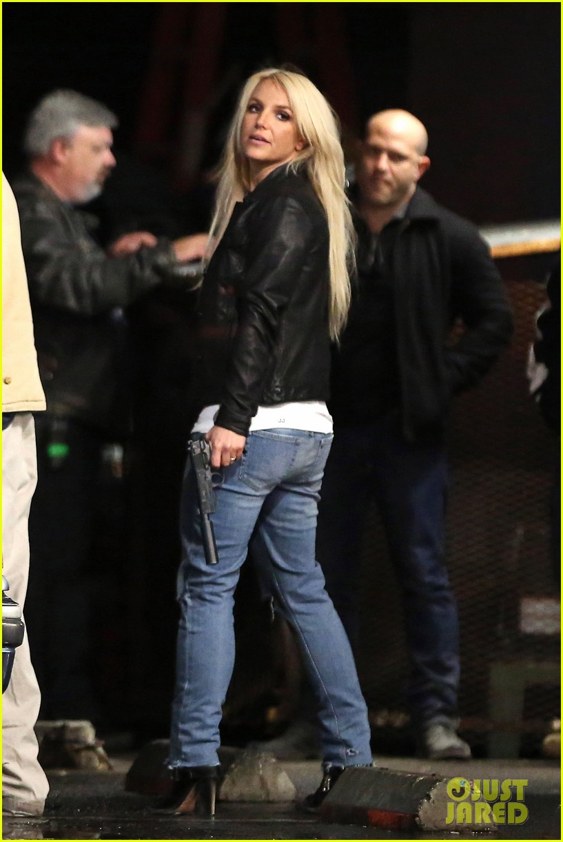 Britney Spears filmando su nuevo video "Perfume" Britney-spears-wears-virginia-tech-sweatshirt-shoots-fun-for-music-video-01