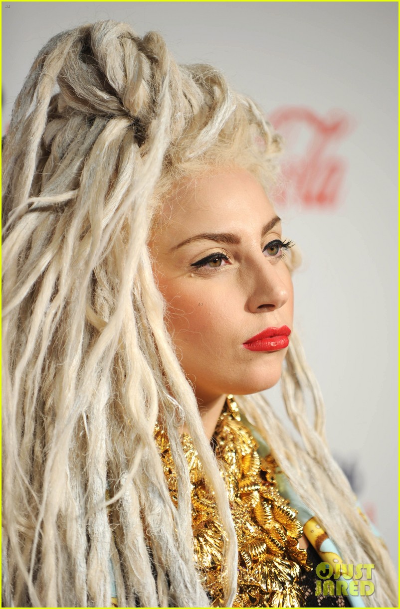 Lady Gaga en el Capital FM Jingle Bell Ball 2013. Lady-gaga-bleached-dreadlocks-for-capital-fm-jingle-bell-ball-2013-13