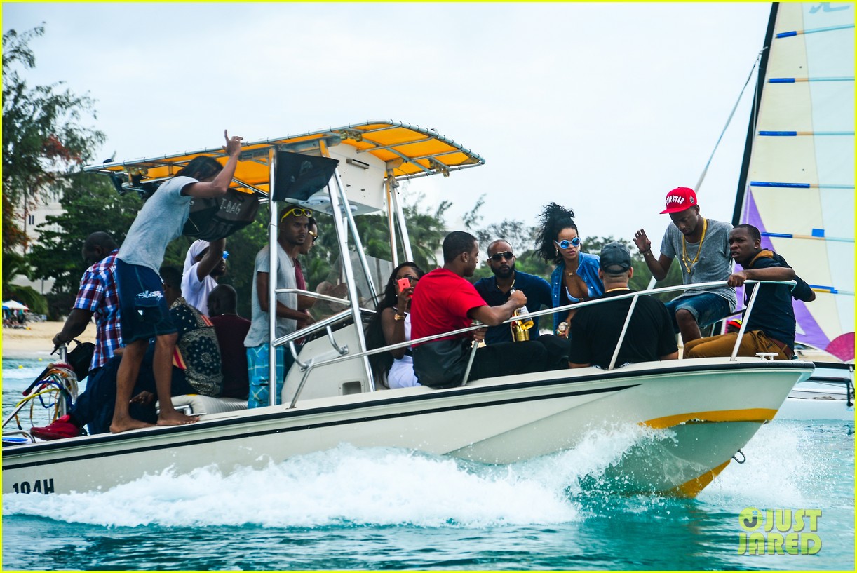 Rihanna se fue a pasar navidad en las playas de Barbados. Rihanna-bikini-beach-babe-for-barbados-christmas-24