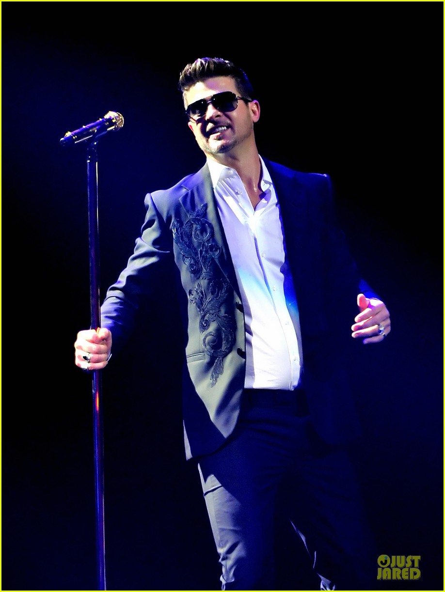 Jingle Ball 2013  Robin-thicke-enrique-iglesias-1061-kiss-fm-jingle-ball-02