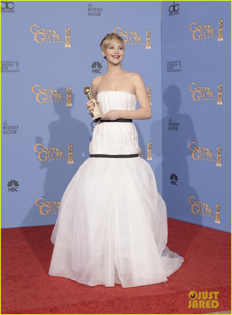 2014 Golden Globes Awards Jennifer-lawrence-kisses-nicholas-hoult-at-golden-globes-2014-05