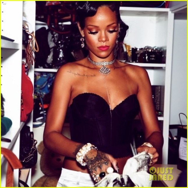Estamos todos invitados a la cena de navidad de Rihanna. Rihanna-shares-new-years-eve-2014-dinner-party-photos-04