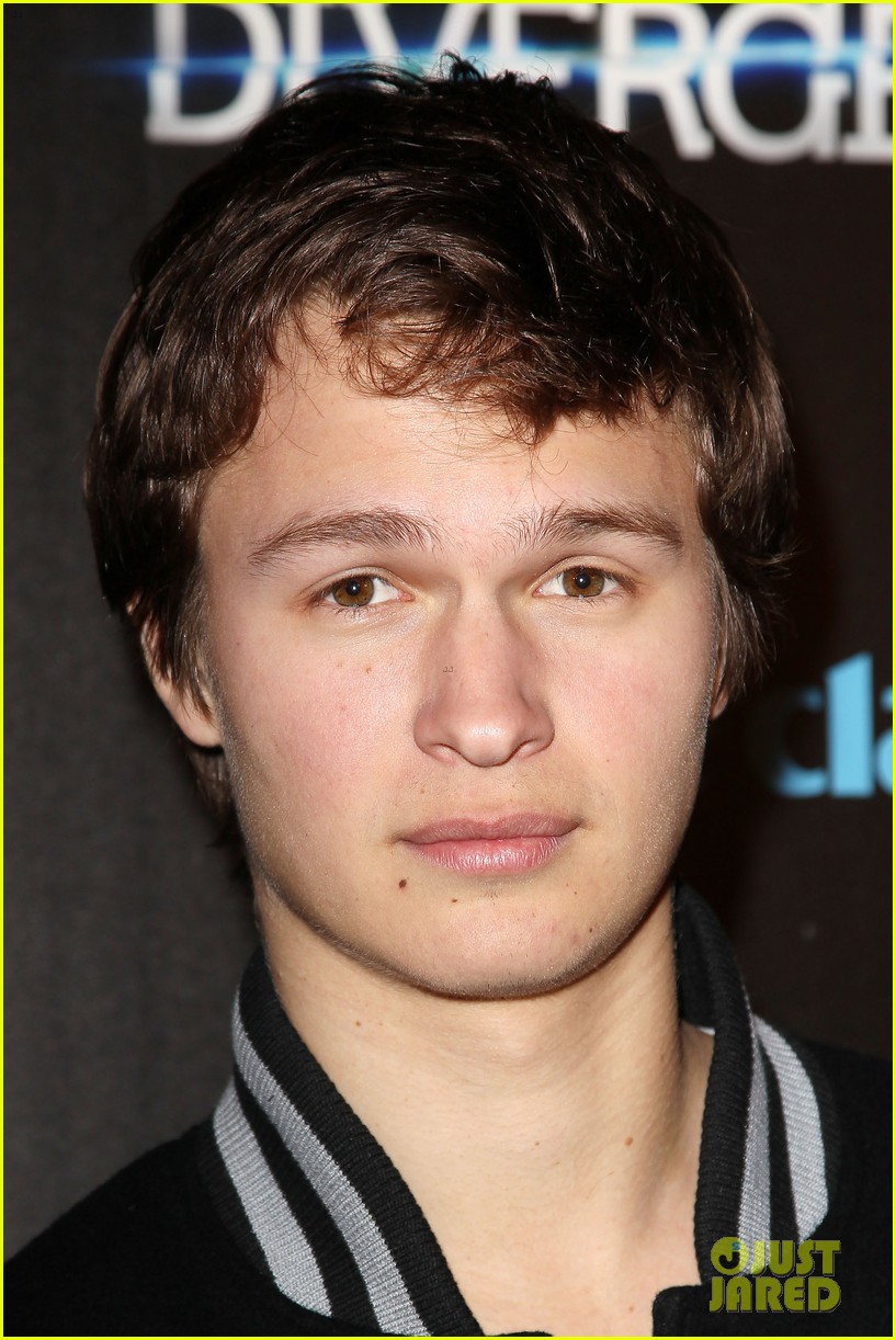 Qui pourrait-il être ?  - Page 5 Ansel-elgort-varsity-stud-divergent-nyc-04