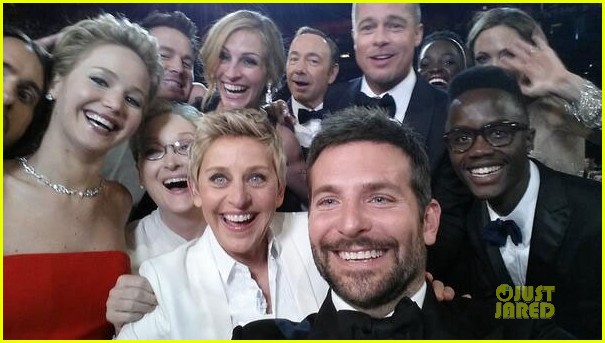 [OSCARS 2014]: Alfombra Roja + Show + After Parties. Ellen-degeneres-oscars-selfie-2014-02