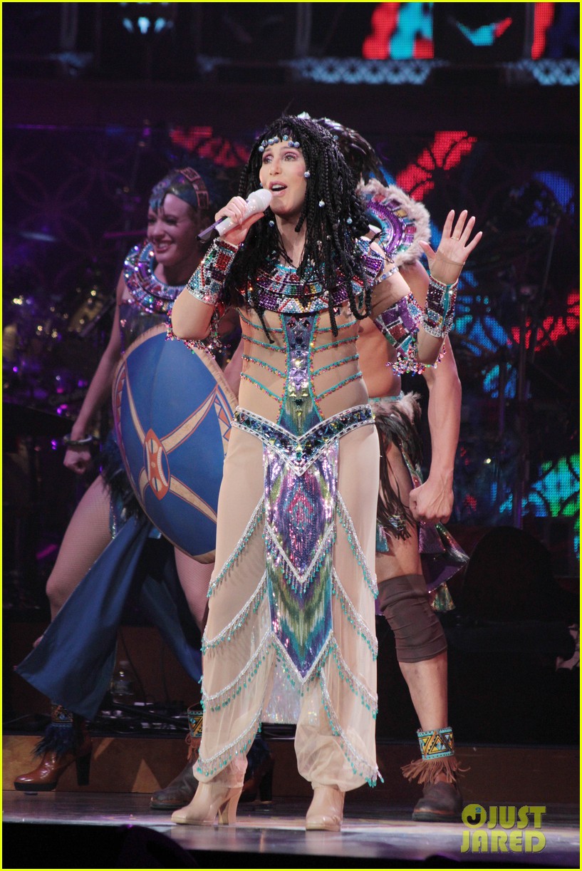 Cher siendo... ¡CHER! Cher-rocks-heart-shaped-nipple-pasties-flaunts-fabulous-body-08