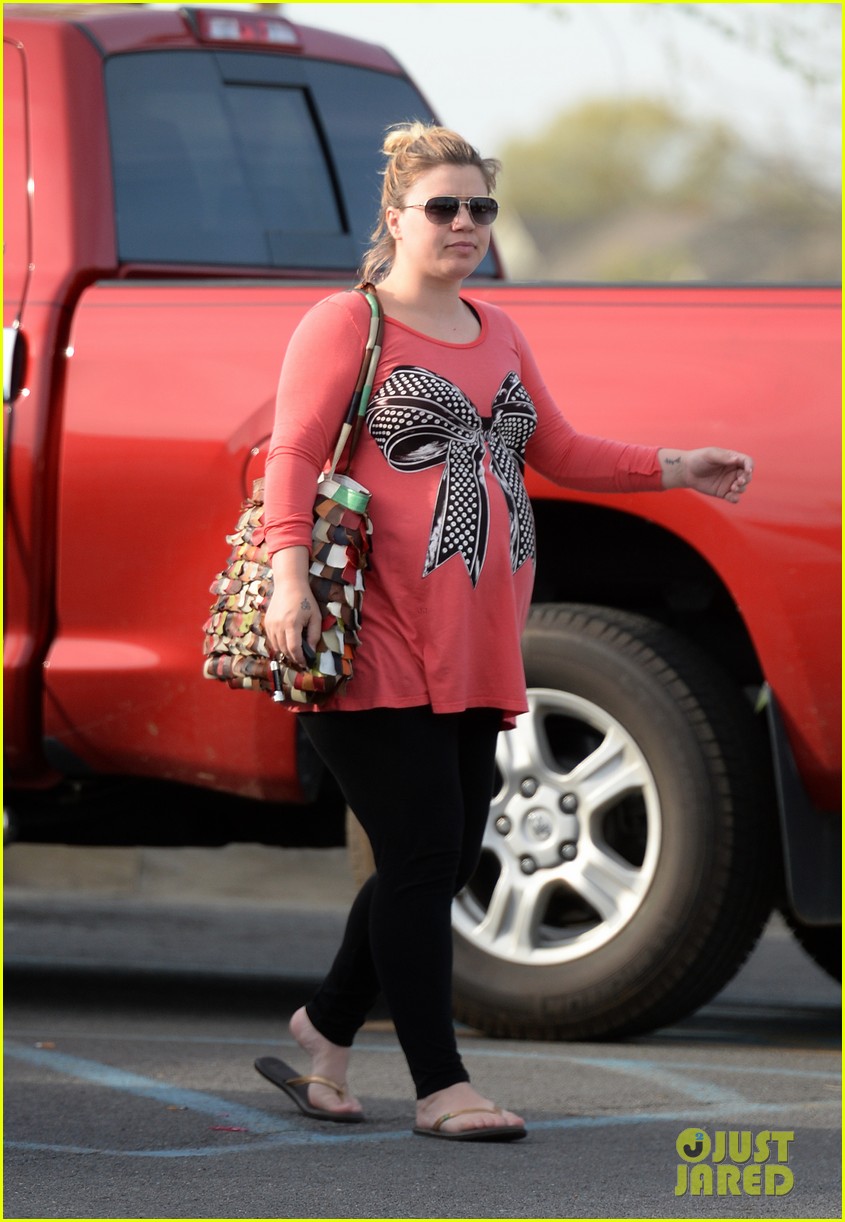 Primeras fotos de Kelly Clarkson embarazada Kelly-clarkson-reveals-large-baby-bump-during-easter-weekend-03