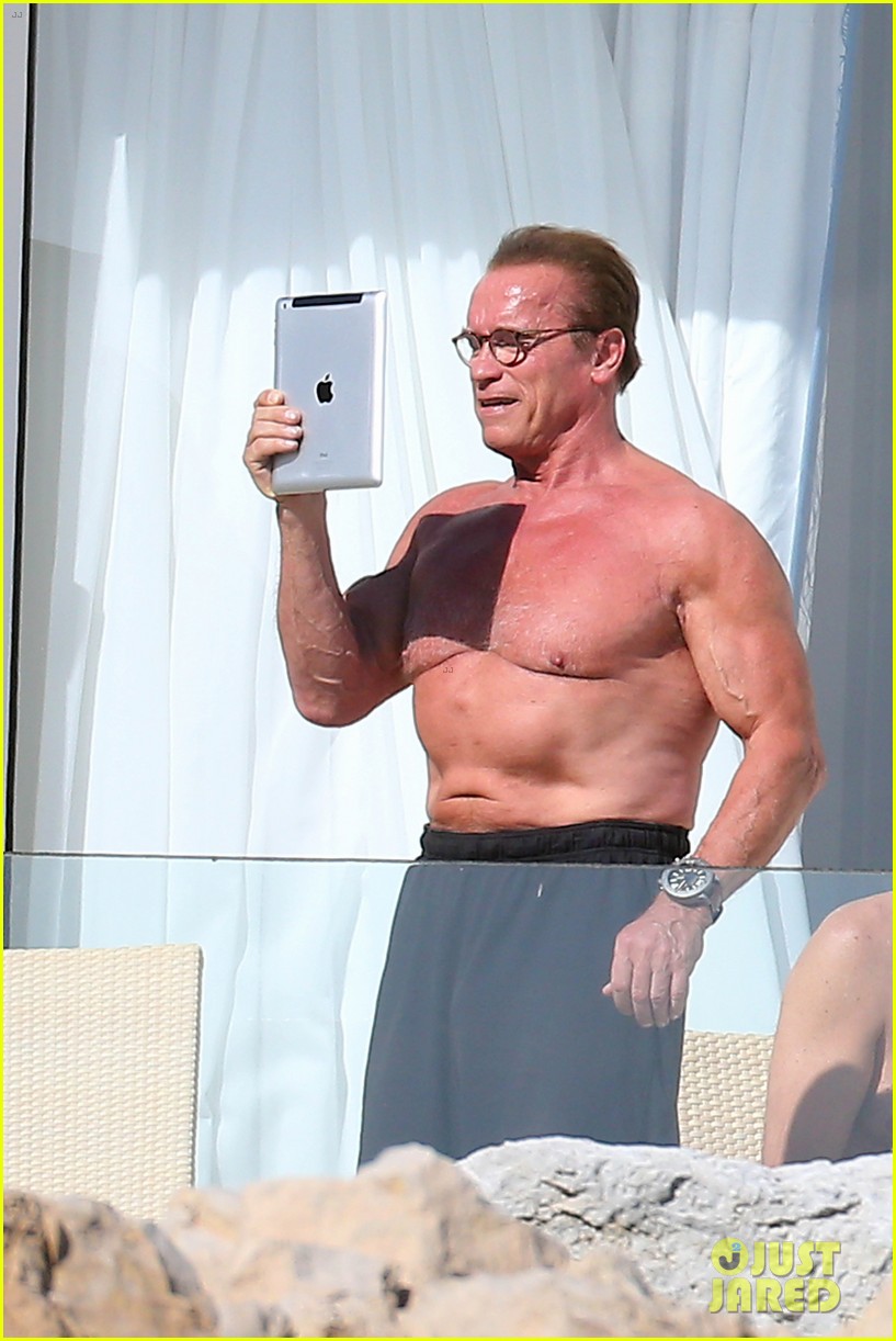 Arnold Schwarzenegger - Página 11 Arnold-schwarzenegger-shirtless-buff-cannes-01