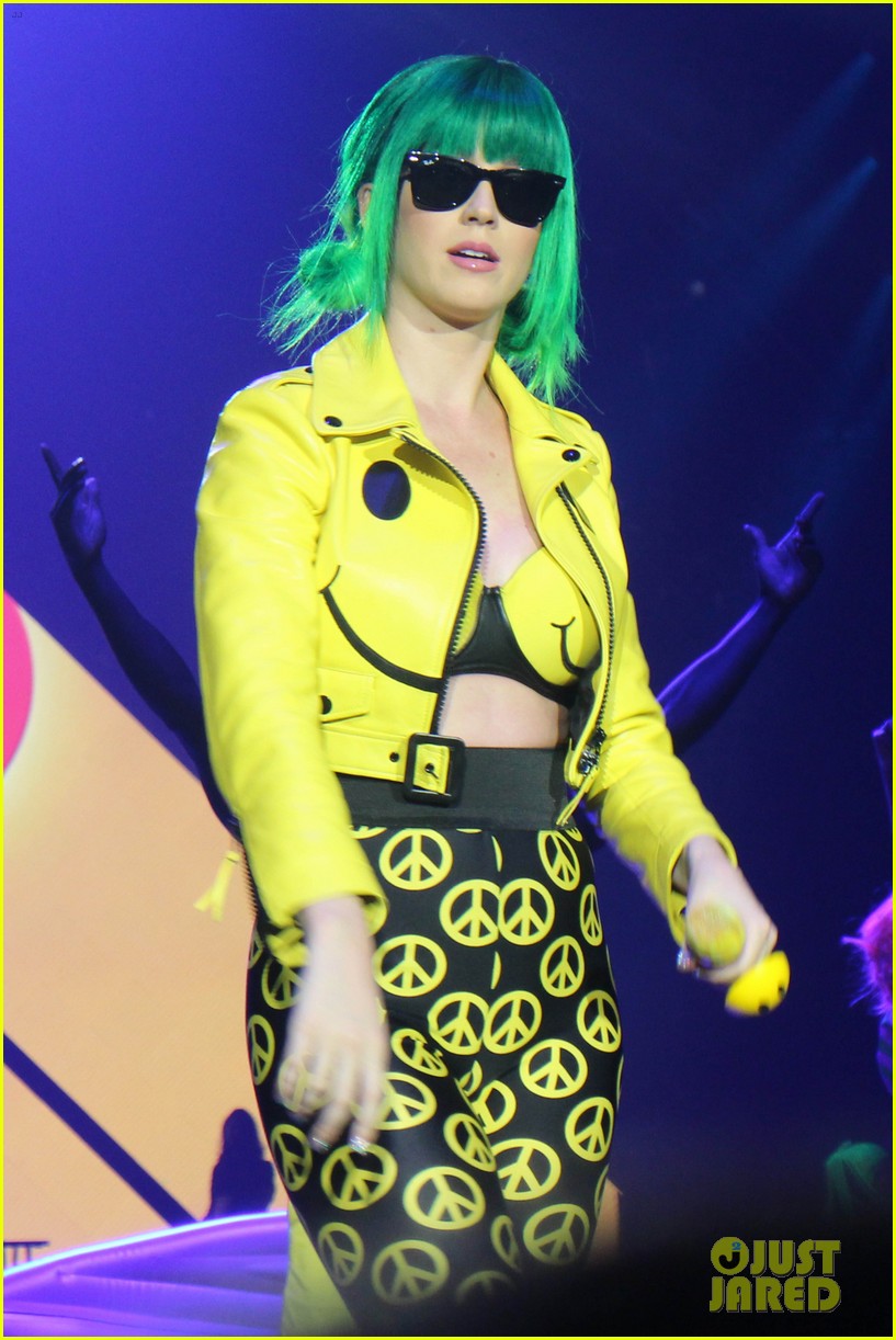 La primera noche del tour de Katy Perry See-all-of-katy-perry-crazy-prismatic-tour-costumes-here-02