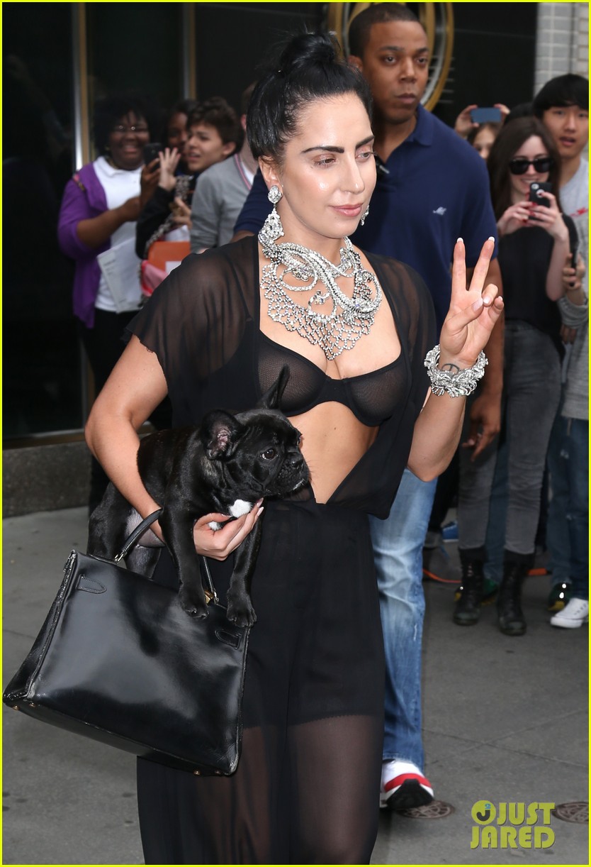 Lady Gaga por NY! Lady-gaga-goes-wigless-bares-nipples-sheer-bra-02