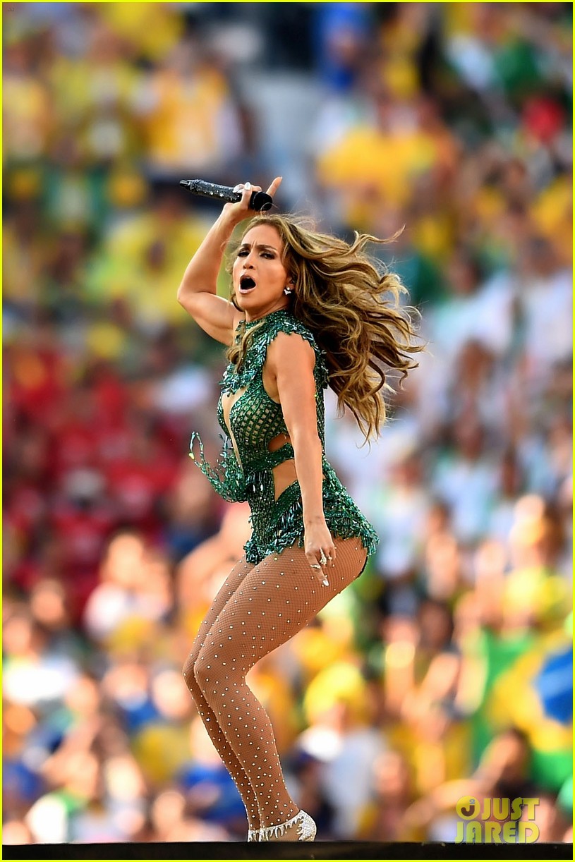 Pitbull, Jennifer Lopez y Claudia Leitte en la Ceremonia Inaugural del Mundial de Futbol Brasil 2014. Jennifer-lopez-performs-at-world-cup-2014-opening-ceremony-with-pitbull-claudia-leitte-01