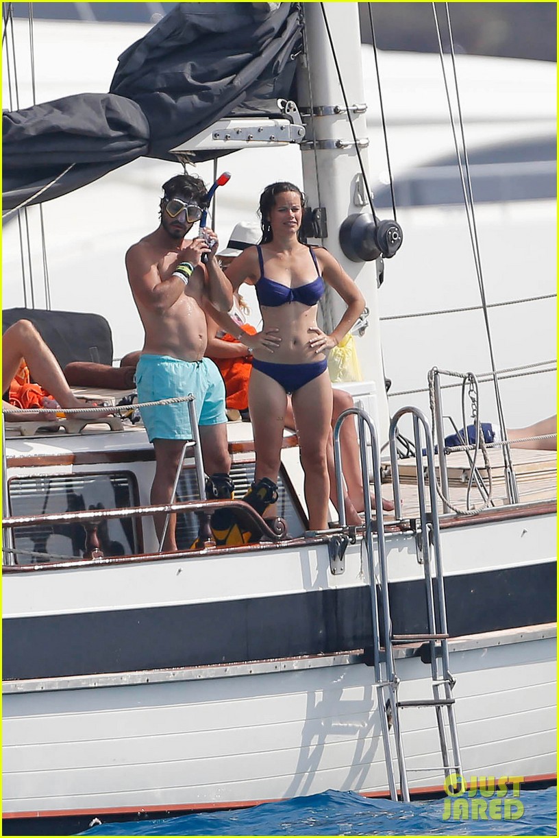 CASA REAL DE SUECIA - Página 64 Prince-carl-philip-goes-shirtless-in-ibiza-02