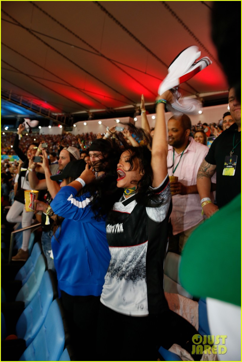 Rihanna en Brasil!  Rihanna-flashed-the-world-cup-crowd-07