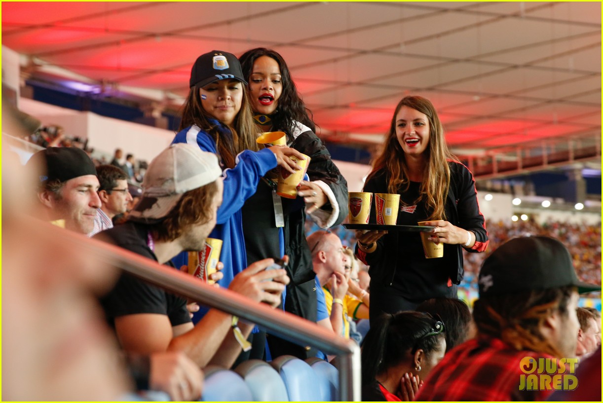 Rihanna en Brasil!  Rihanna-flashed-the-world-cup-crowd-21