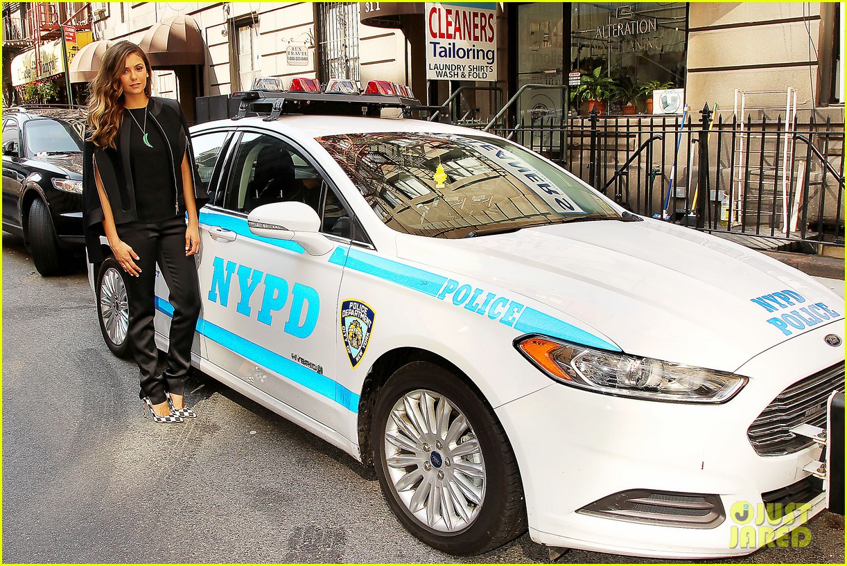 نينا دوبريف ارتدى خمسة تتسابق مختلفة في يوم واحد Nina-dobrev-promotes-lets-be-cops-all-over-new-york-14