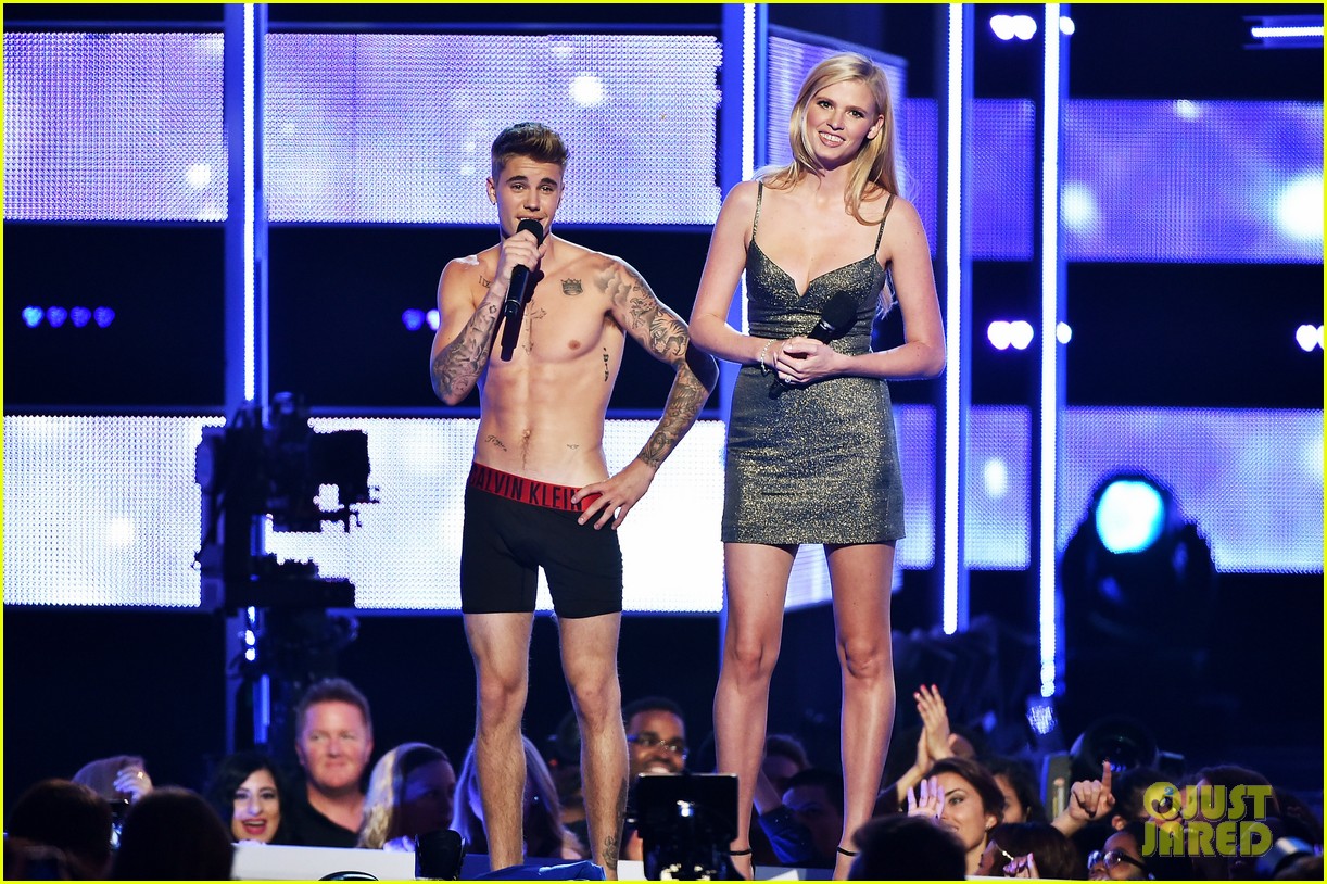 FASHION ROCKS 2014. Justin-bieber-strips-to-his-underwear-fashion-rocks-01