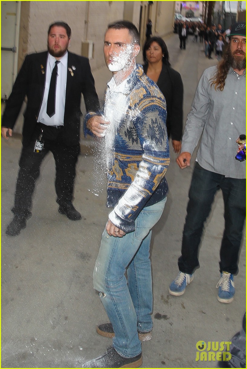 Adam Levine bombardeado con harina!  Adam-levine-flour-bombed-jimmy-kimmel-21