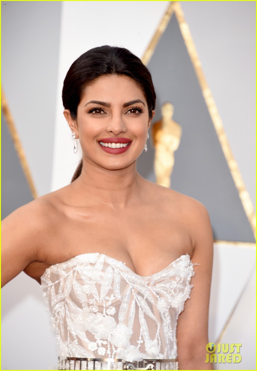 miss world 2000 durante premios oscar. Priyanka-chopra-2016-oscars-red-carpet-02