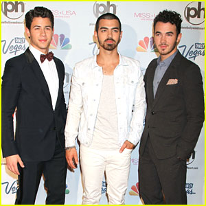 Enamorado de Srta. Superficialidad (NIck & Tu) *Terminada* - Página 4 Jonas-brothers-miss-usa-vegas