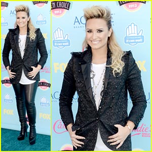 Demi Lovato – TCA 2013 Demi-lovato-teen-choice-awards-carpet