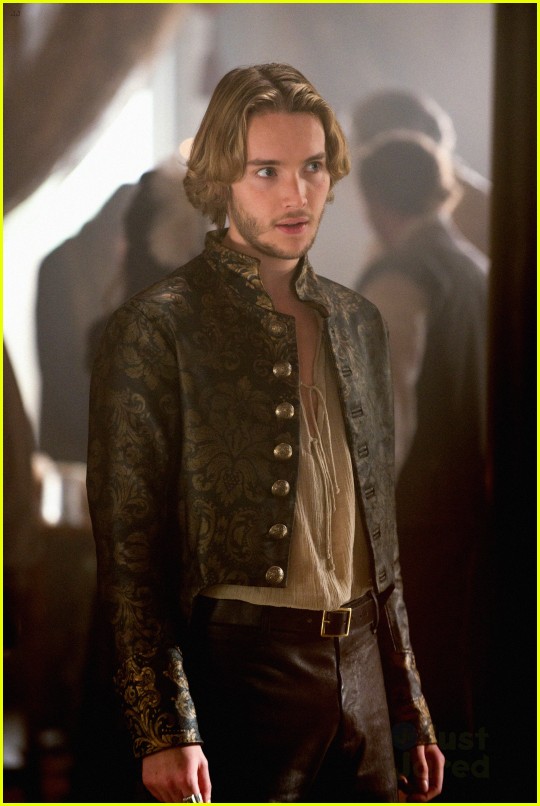 Mittelalter Venedig Steckbriefe Toby-regbo-francis-and-lola-grow-closer-on-reign-02